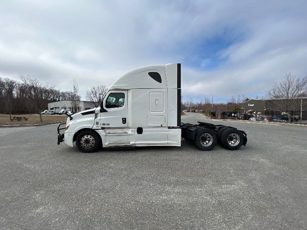 Sleeper Tractor-Heavy Duty Tractors-Freightliner-2020-T12664ST-Fitchburg-MA-697,050\n\t\tmiles-$ 43,500 - Image 4