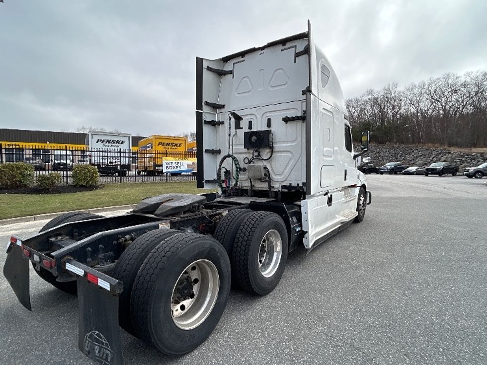 Sleeper Tractor-Heavy Duty Tractors-Freightliner-2020-T12664ST-Fitchburg-MA-697,050\n\t\tmiles-$ 43,500 - Image 7
