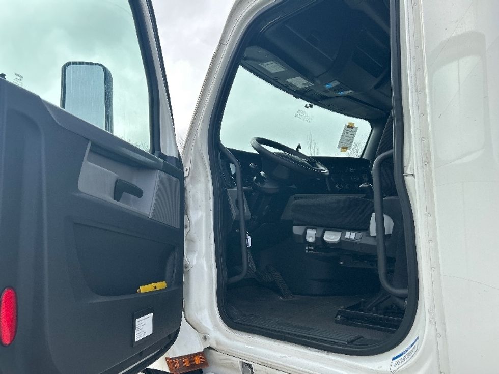 Sleeper Tractor-Heavy Duty Tractors-Freightliner-2020-T12664ST-Fitchburg-MA-697,050\n\t\tmiles-$ 43,500 - Image 9