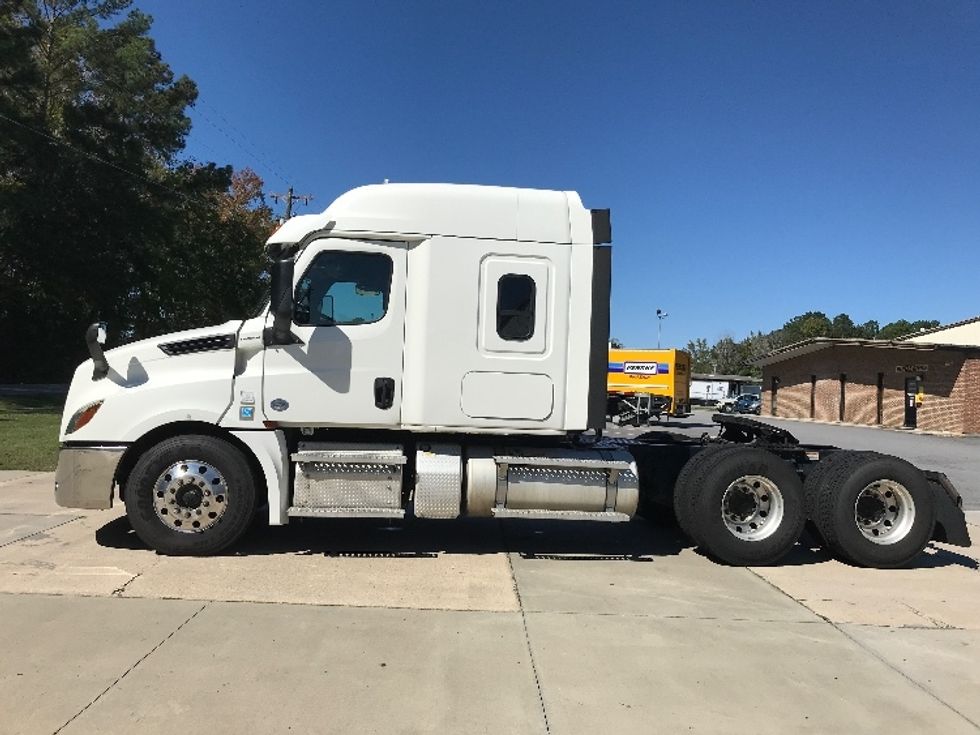Sleeper Tractor-Heavy Duty Tractors-Freightliner-2020-T12664ST-Florence-SC-396,480\n\t\tmiles-$ 70,000 - Image 4