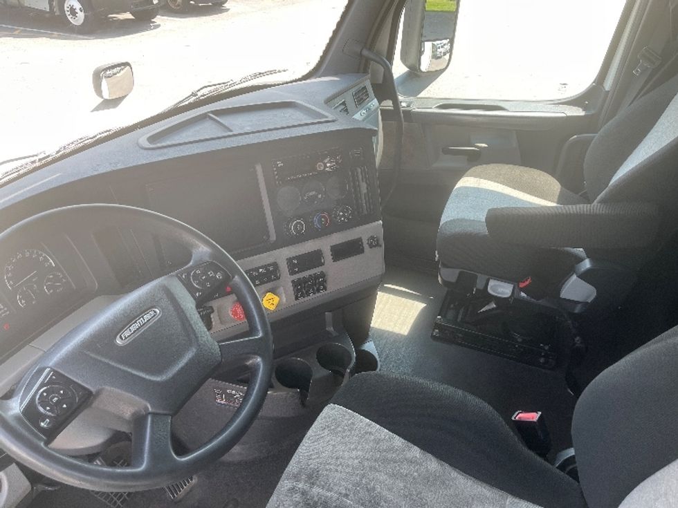 Sleeper Tractor-Heavy Duty Tractors-Freightliner-2020-T12664ST-Florence-SC-398,200\n\t\tmiles-$ 73,250 - Image 10