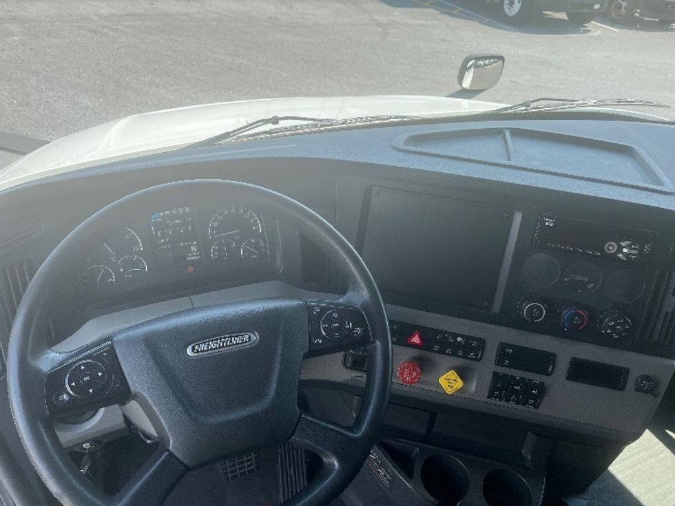 Sleeper Tractor-Heavy Duty Tractors-Freightliner-2020-T12664ST-Florence-SC-398,200\n\t\tmiles-$ 73,250 - Image 11