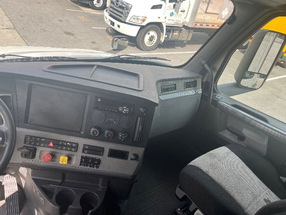 Sleeper Tractor-Heavy Duty Tractors-Freightliner-2020-T12664ST-Florence-SC-398,200\n\t\tmiles-$ 73,250 - Image 12