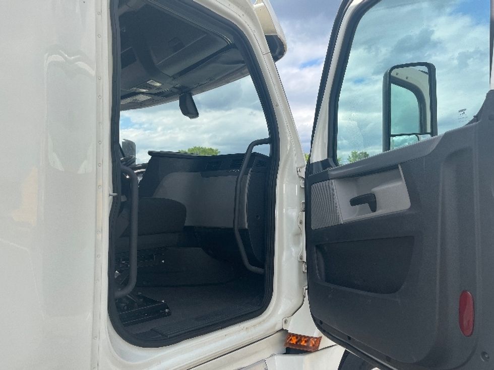 Sleeper Tractor-Heavy Duty Tractors-Freightliner-2020-T12664ST-Florence-SC-398,200\n\t\tmiles-$ 73,250 - Image 13