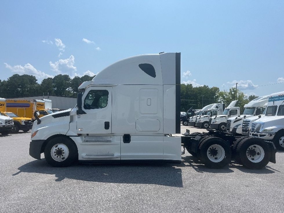 Sleeper Tractor-Heavy Duty Tractors-Freightliner-2020-T12664ST-Florence-SC-398,200\n\t\tmiles-$ 73,250 - Image 4