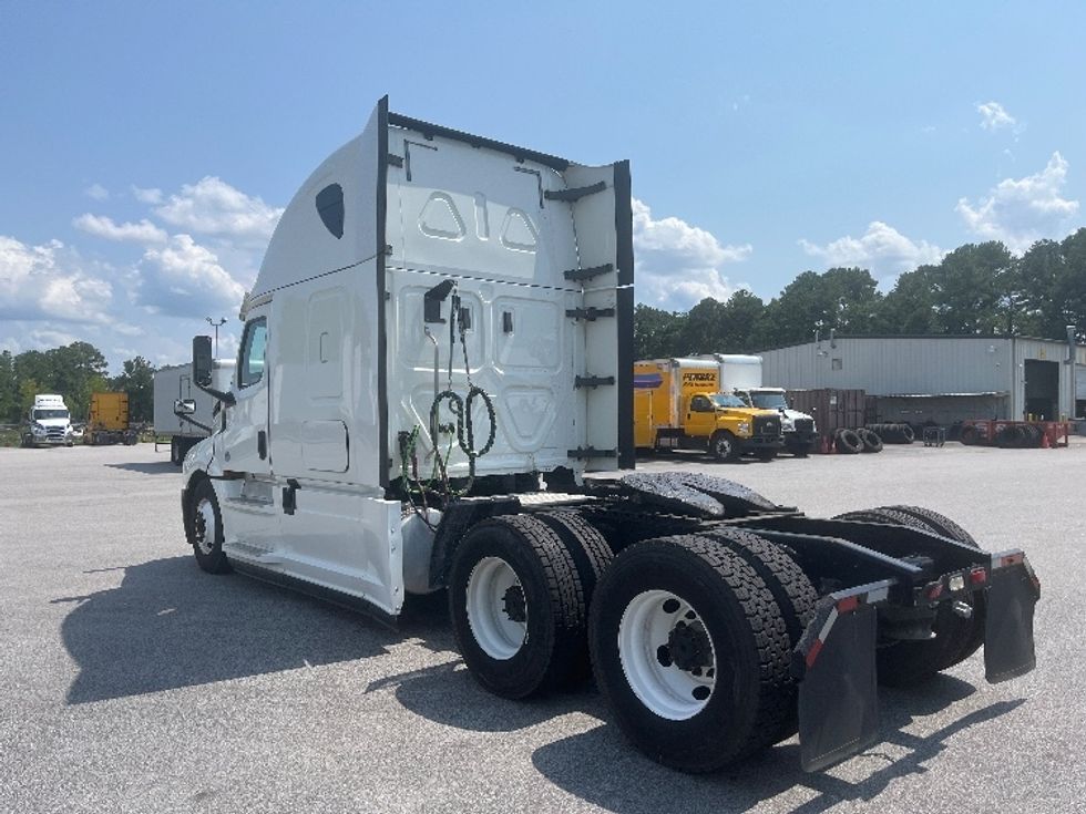 Sleeper Tractor-Heavy Duty Tractors-Freightliner-2020-T12664ST-Florence-SC-398,200\n\t\tmiles-$ 73,250 - Image 5