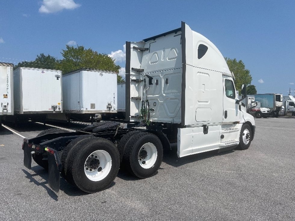 Sleeper Tractor-Heavy Duty Tractors-Freightliner-2020-T12664ST-Florence-SC-398,200\n\t\tmiles-$ 73,250 - Image 7