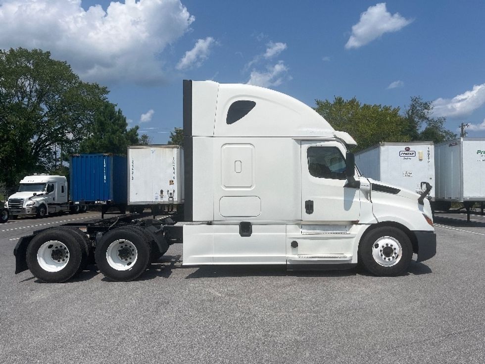Sleeper Tractor-Heavy Duty Tractors-Freightliner-2020-T12664ST-Florence-SC-398,200\n\t\tmiles-$ 73,250 - Image 8