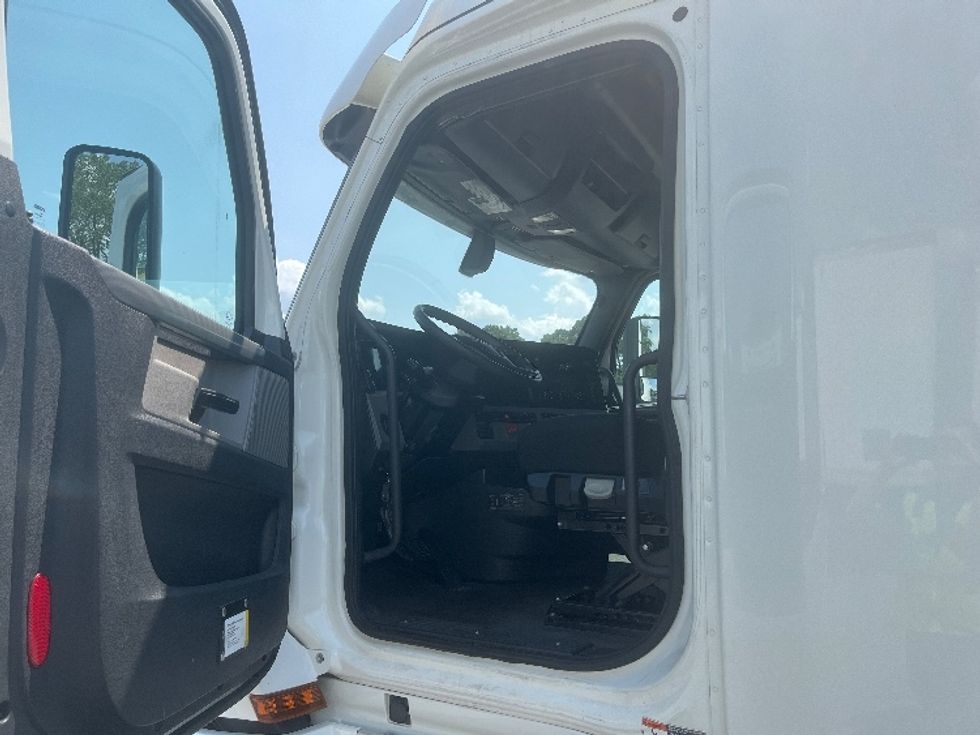 Sleeper Tractor-Heavy Duty Tractors-Freightliner-2020-T12664ST-Florence-SC-398,200\n\t\tmiles-$ 73,250 - Image 9