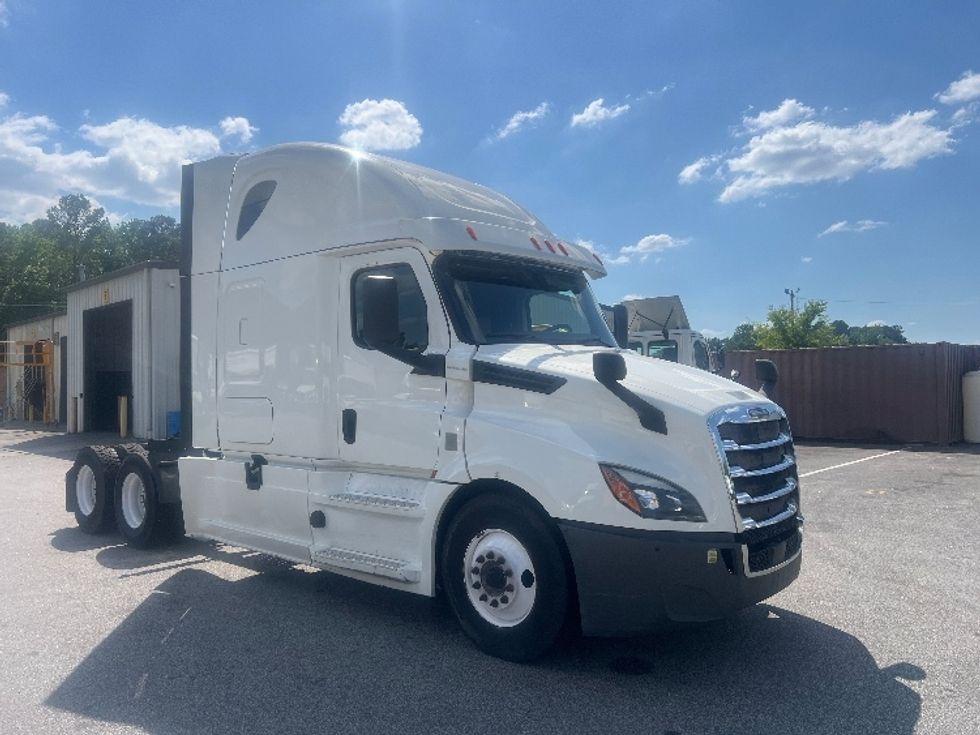 Sleeper Tractor-Heavy Duty Tractors-Freightliner-2020-T12664ST-Florence-SC-425,598\n\t\tmiles-$ 64,000 - Image 1
