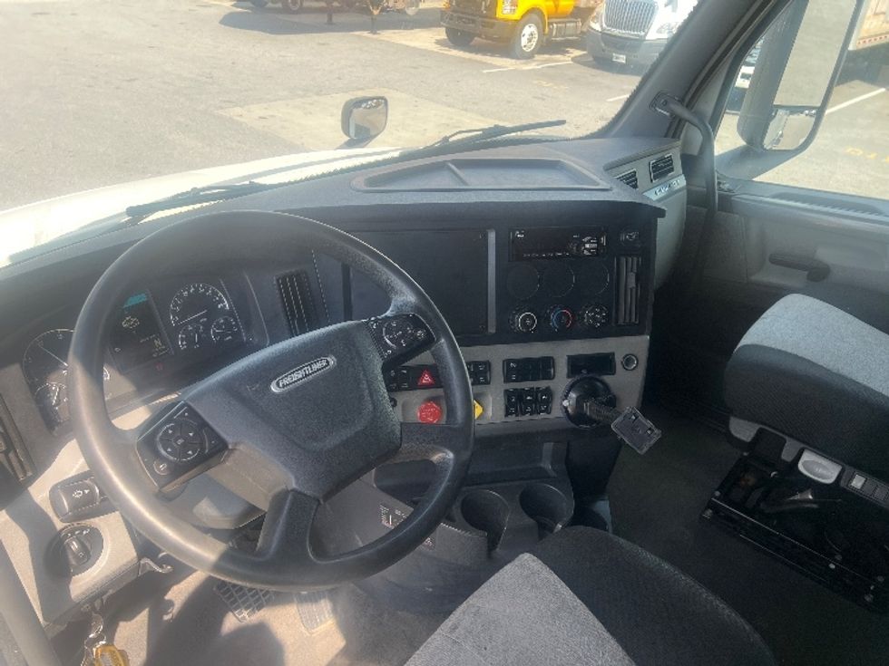 Sleeper Tractor-Heavy Duty Tractors-Freightliner-2020-T12664ST-Florence-SC-425,598\n\t\tmiles-$ 64,000 - Image 10