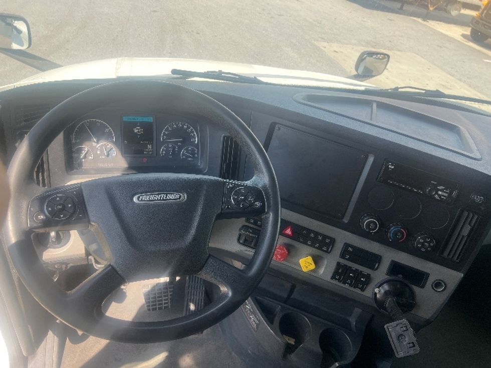 Sleeper Tractor-Heavy Duty Tractors-Freightliner-2020-T12664ST-Florence-SC-425,598\n\t\tmiles-$ 64,000 - Image 11