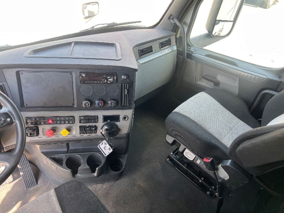 Sleeper Tractor-Heavy Duty Tractors-Freightliner-2020-T12664ST-Florence-SC-425,598\n\t\tmiles-$ 64,000 - Image 12
