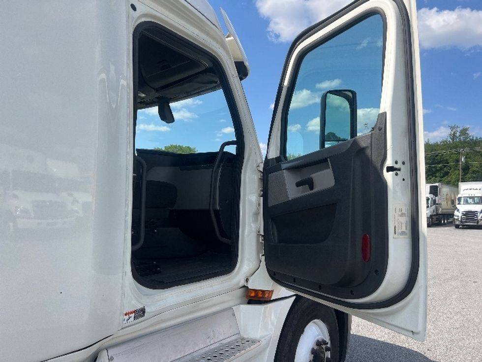 Sleeper Tractor-Heavy Duty Tractors-Freightliner-2020-T12664ST-Florence-SC-425,598\n\t\tmiles-$ 64,000 - Image 13