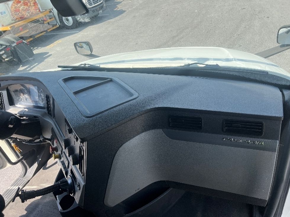 Sleeper Tractor-Heavy Duty Tractors-Freightliner-2020-T12664ST-Florence-SC-425,598\n\t\tmiles-$ 64,000 - Image 14