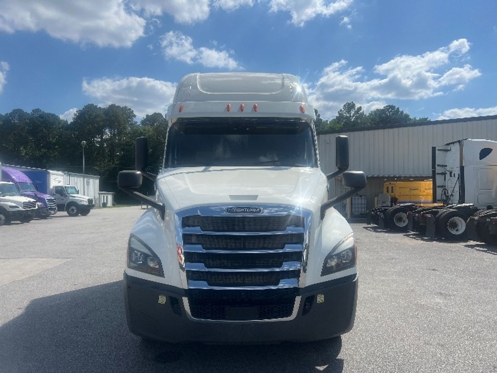 Sleeper Tractor-Heavy Duty Tractors-Freightliner-2020-T12664ST-Florence-SC-425,598\n\t\tmiles-$ 64,000 - Image 2