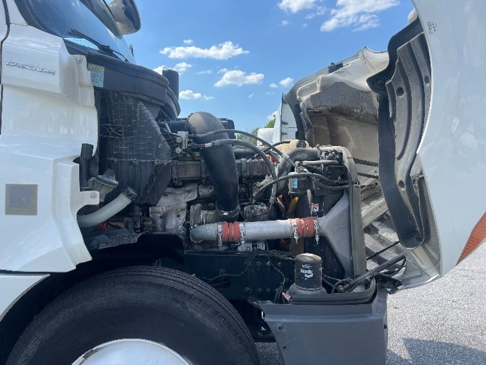 Sleeper Tractor-Heavy Duty Tractors-Freightliner-2020-T12664ST-Florence-SC-425,598\n\t\tmiles-$ 64,000 - Image 20