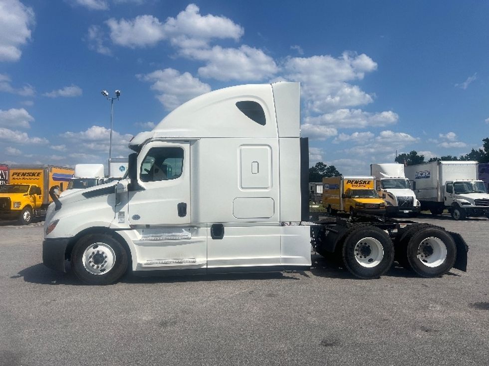 Sleeper Tractor-Heavy Duty Tractors-Freightliner-2020-T12664ST-Florence-SC-425,598\n\t\tmiles-$ 64,000 - Image 4
