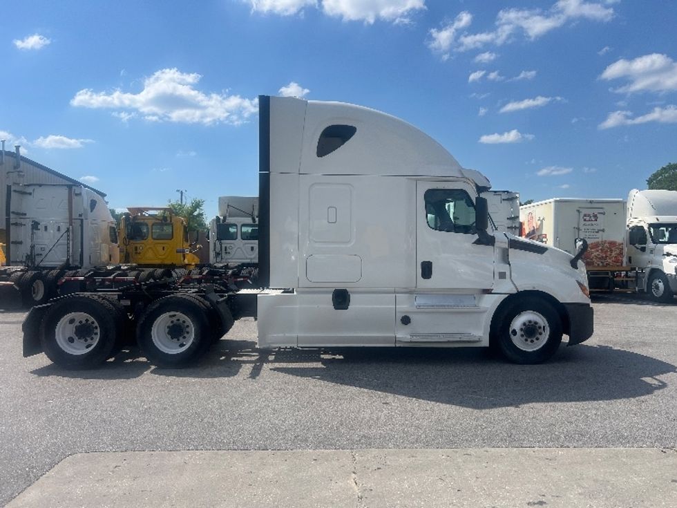 Sleeper Tractor-Heavy Duty Tractors-Freightliner-2020-T12664ST-Florence-SC-425,598\n\t\tmiles-$ 64,000 - Image 8