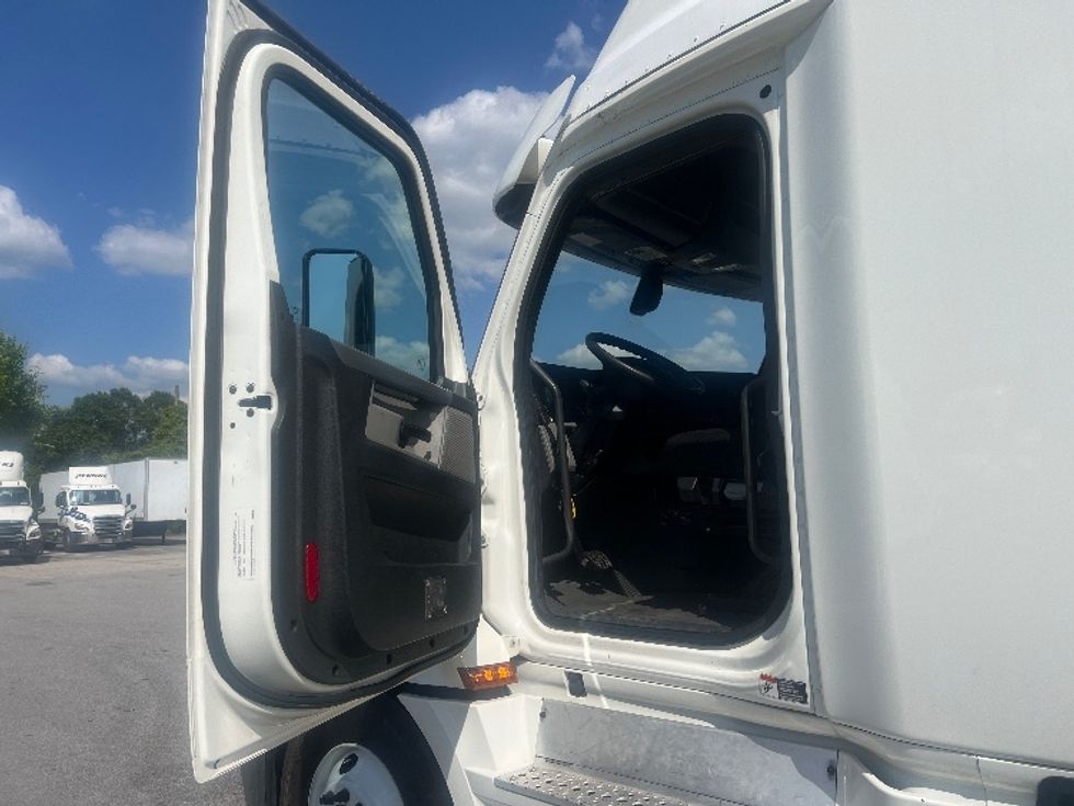 Sleeper Tractor-Heavy Duty Tractors-Freightliner-2020-T12664ST-Florence-SC-425,598\n\t\tmiles-$ 64,000 - Image 9