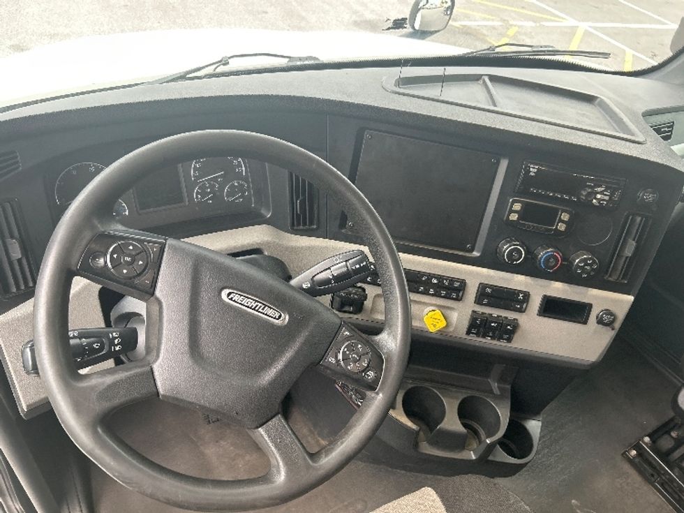 Sleeper Tractor-Heavy Duty Tractors-Freightliner-2020-T12664ST-Florence-SC-436,710\n\t\tmiles-$ 63,250 - Image 11