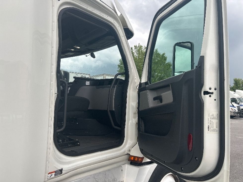 Sleeper Tractor-Heavy Duty Tractors-Freightliner-2020-T12664ST-Florence-SC-436,710\n\t\tmiles-$ 63,250 - Image 13