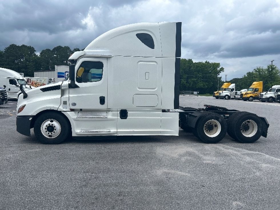Sleeper Tractor-Heavy Duty Tractors-Freightliner-2020-T12664ST-Florence-SC-436,710\n\t\tmiles-$ 63,250 - Image 4