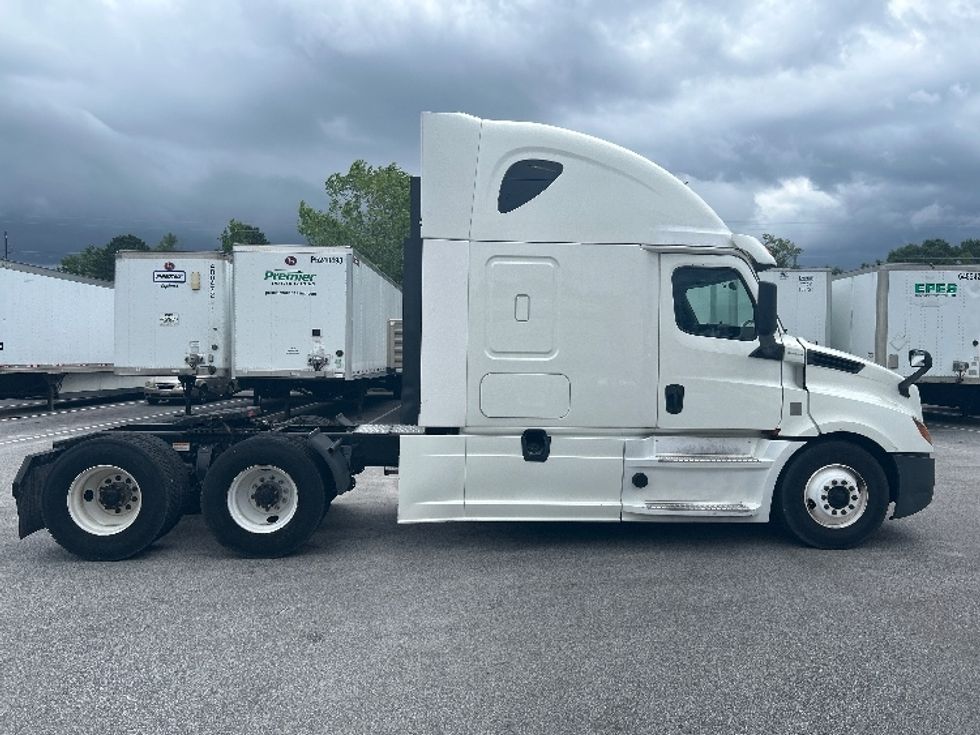 Sleeper Tractor-Heavy Duty Tractors-Freightliner-2020-T12664ST-Florence-SC-436,710\n\t\tmiles-$ 63,250 - Image 8
