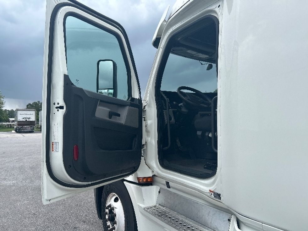 Sleeper Tractor-Heavy Duty Tractors-Freightliner-2020-T12664ST-Florence-SC-436,710\n\t\tmiles-$ 63,250 - Image 9