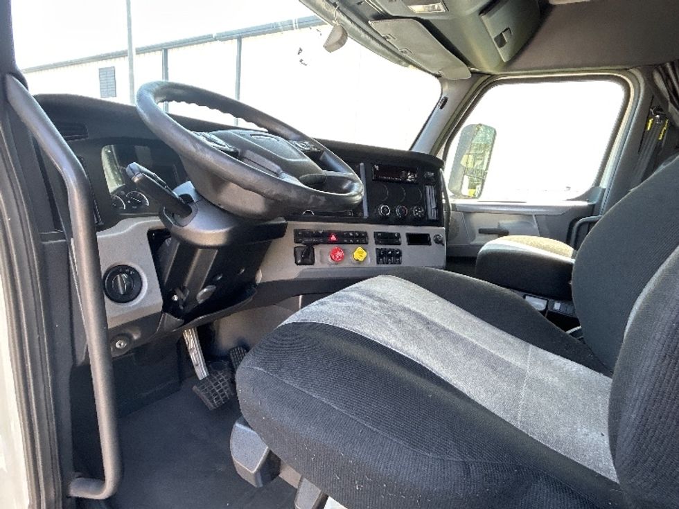 Sleeper Tractor-Heavy Duty Tractors-Freightliner-2020-T12664ST-Florence-SC-572,147\n\t\tmiles-$ 58,500 - Image 10