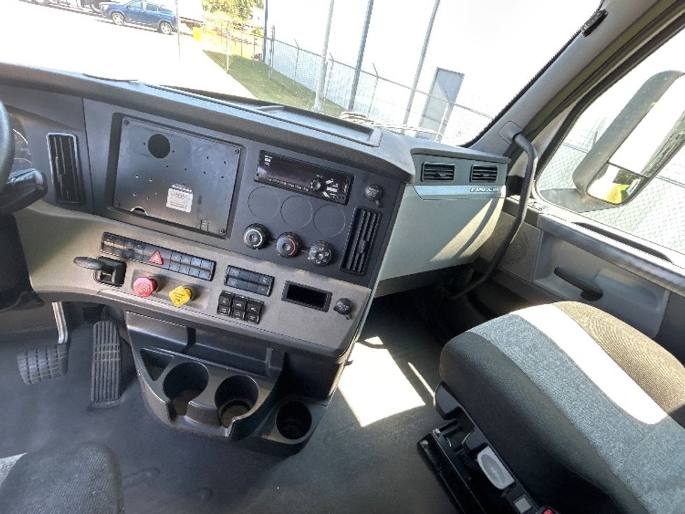Sleeper Tractor-Heavy Duty Tractors-Freightliner-2020-T12664ST-Florence-SC-572,147\n\t\tmiles-$ 58,500 - Image 12