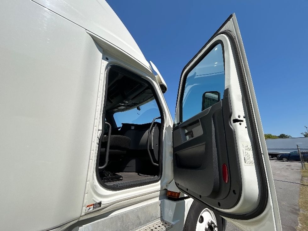 Sleeper Tractor-Heavy Duty Tractors-Freightliner-2020-T12664ST-Florence-SC-572,147\n\t\tmiles-$ 58,500 - Image 13