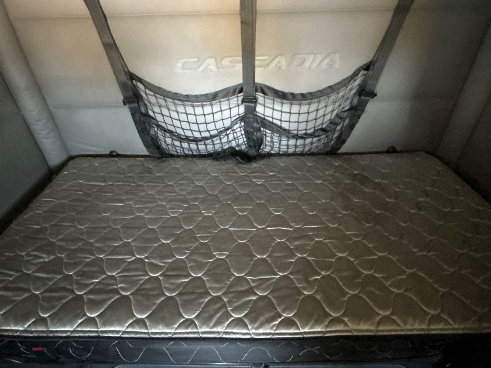 Sleeper Tractor-Heavy Duty Tractors-Freightliner-2020-T12664ST-Florence-SC-572,147\n\t\tmiles-$ 58,500 - Image 17