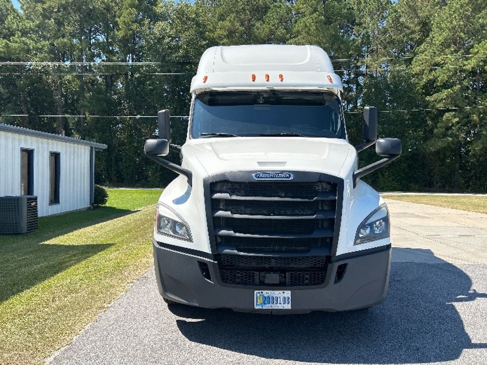 Sleeper Tractor-Heavy Duty Tractors-Freightliner-2020-T12664ST-Florence-SC-572,147\n\t\tmiles-$ 58,500 - Image 2