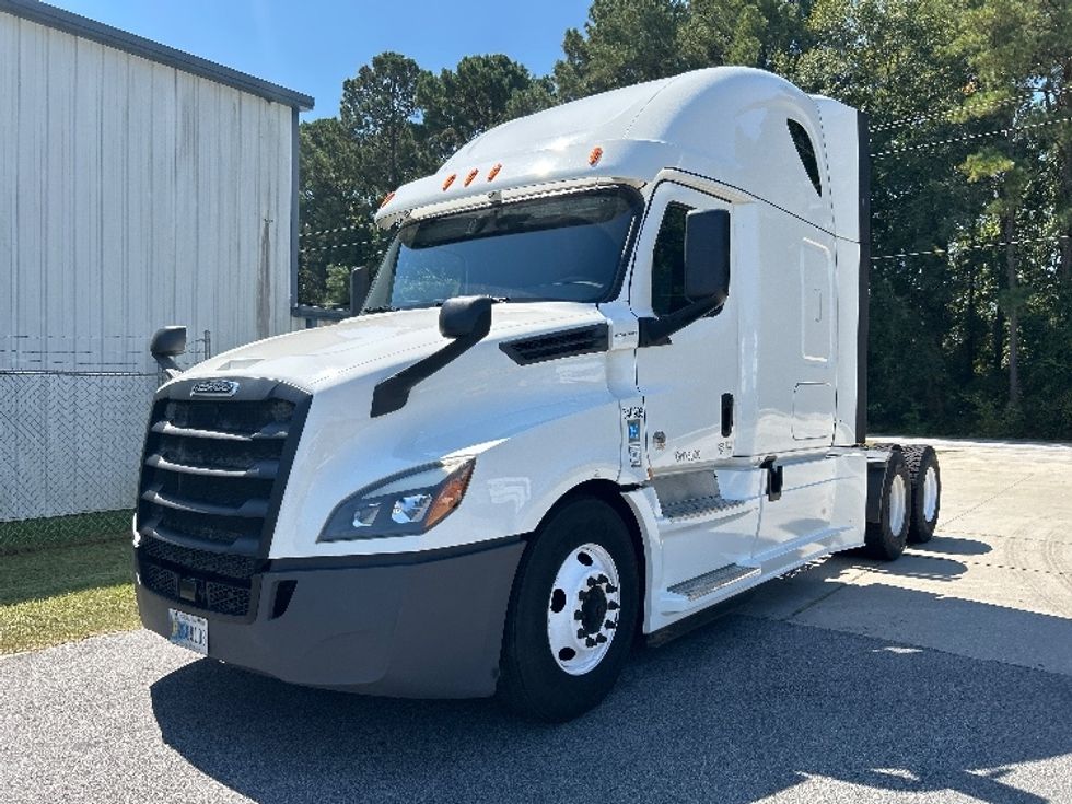 Sleeper Tractor-Heavy Duty Tractors-Freightliner-2020-T12664ST-Florence-SC-572,147\n\t\tmiles-$ 58,500 - Image 3