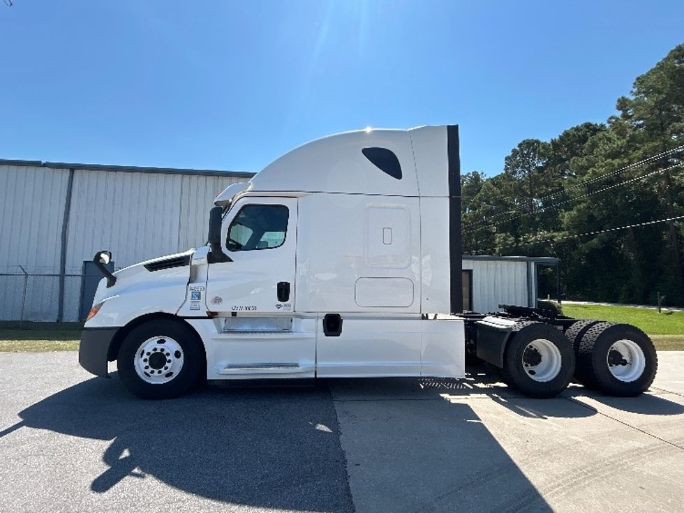 Sleeper Tractor-Heavy Duty Tractors-Freightliner-2020-T12664ST-Florence-SC-572,147\n\t\tmiles-$ 58,500 - Image 4