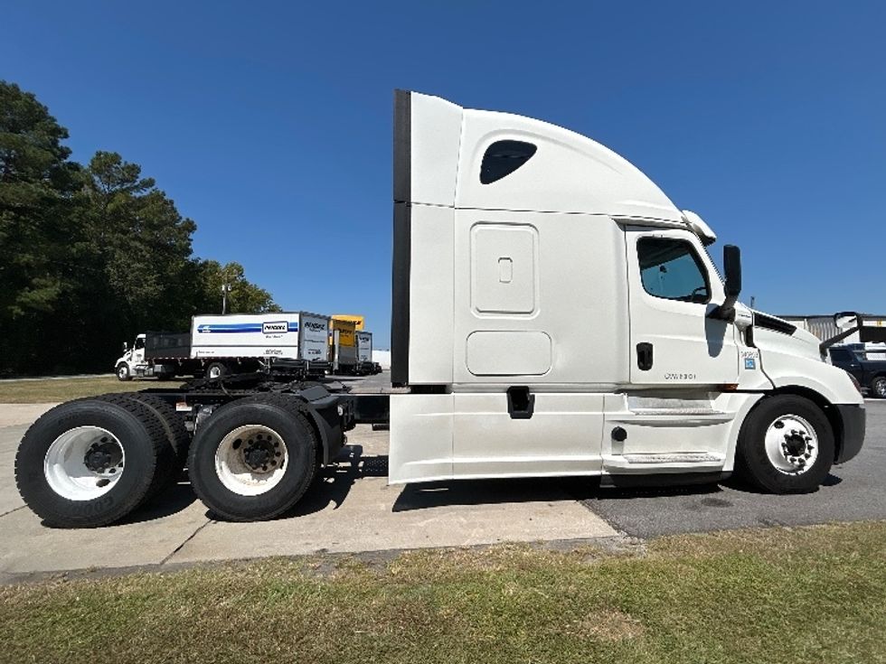 Sleeper Tractor-Heavy Duty Tractors-Freightliner-2020-T12664ST-Florence-SC-572,147\n\t\tmiles-$ 58,500 - Image 8
