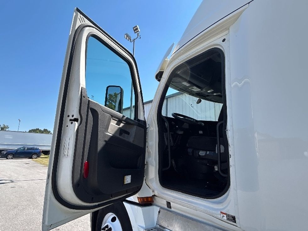 Sleeper Tractor-Heavy Duty Tractors-Freightliner-2020-T12664ST-Florence-SC-572,147\n\t\tmiles-$ 58,500 - Image 9