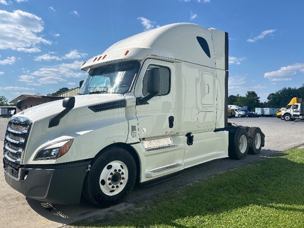 Sleeper Tractor-Heavy Duty Tractors-Freightliner-2020-T12664ST-Florence-SC-575,764\n\t\tmiles-$ 61,250 - Image 1