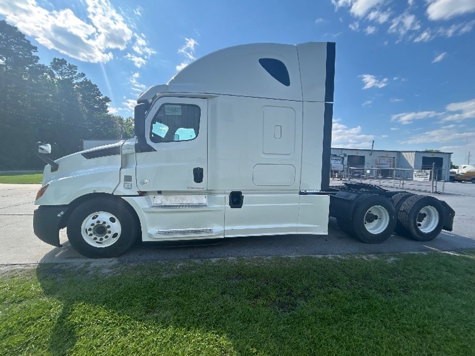 Sleeper Tractor-Heavy Duty Tractors-Freightliner-2020-T12664ST-Florence-SC-575,764\n\t\tmiles-$ 61,250 - Image 3