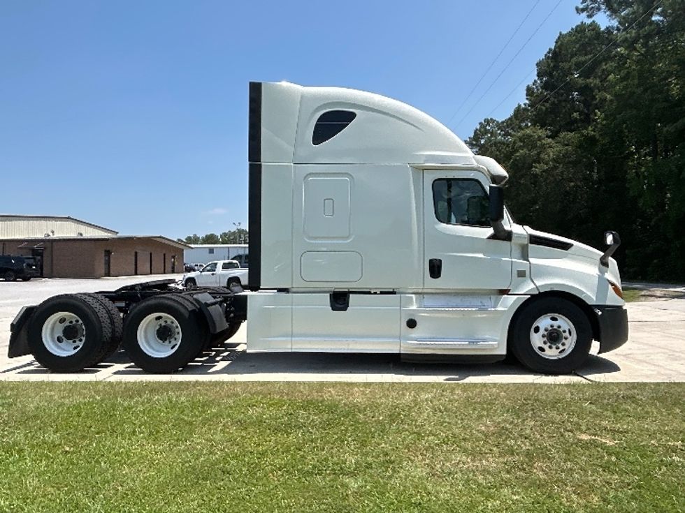 Sleeper Tractor-Heavy Duty Tractors-Freightliner-2020-T12664ST-Florence-SC-575,764\n\t\tmiles-$ 61,250 - Image 6