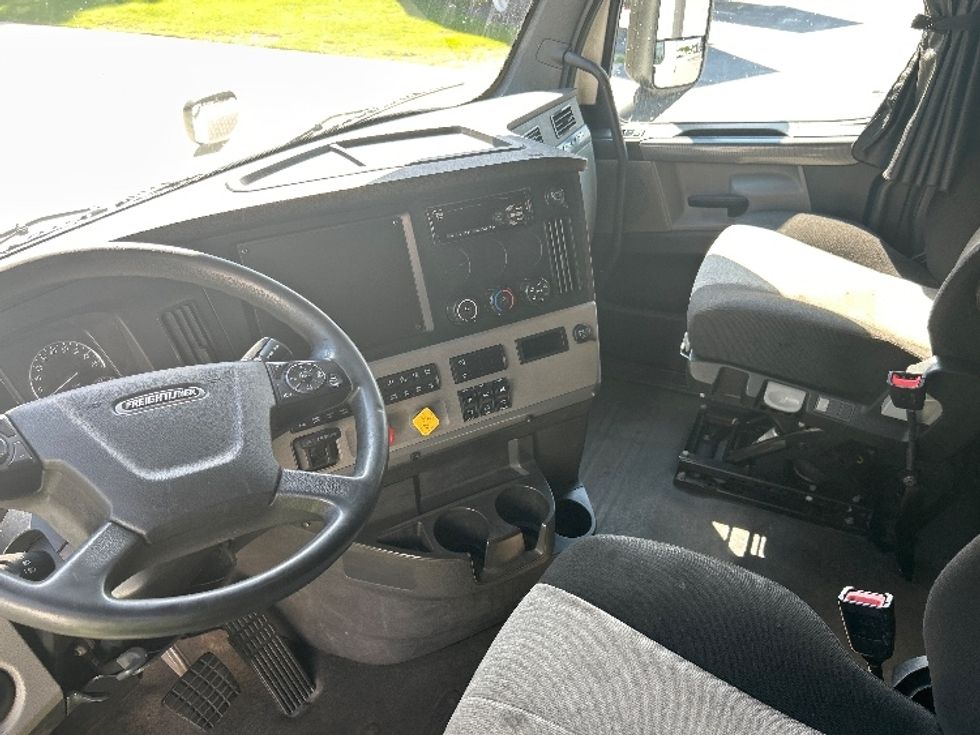 Sleeper Tractor-Heavy Duty Tractors-Freightliner-2020-T12664ST-Florence-SC-575,764\n\t\tmiles-$ 61,250 - Image 8
