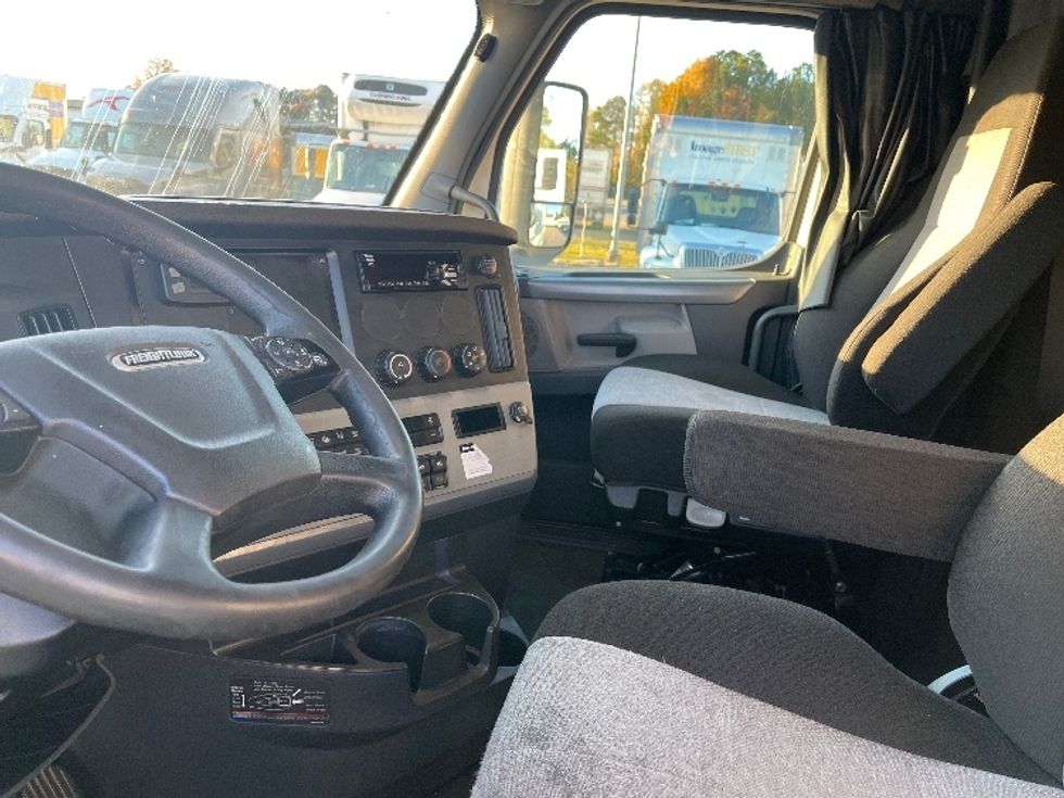Sleeper Tractor-Heavy Duty Tractors-Freightliner-2020-T12664ST-Florence-SC-745,743\n\t\tmiles-$ 44,500 - Image 10