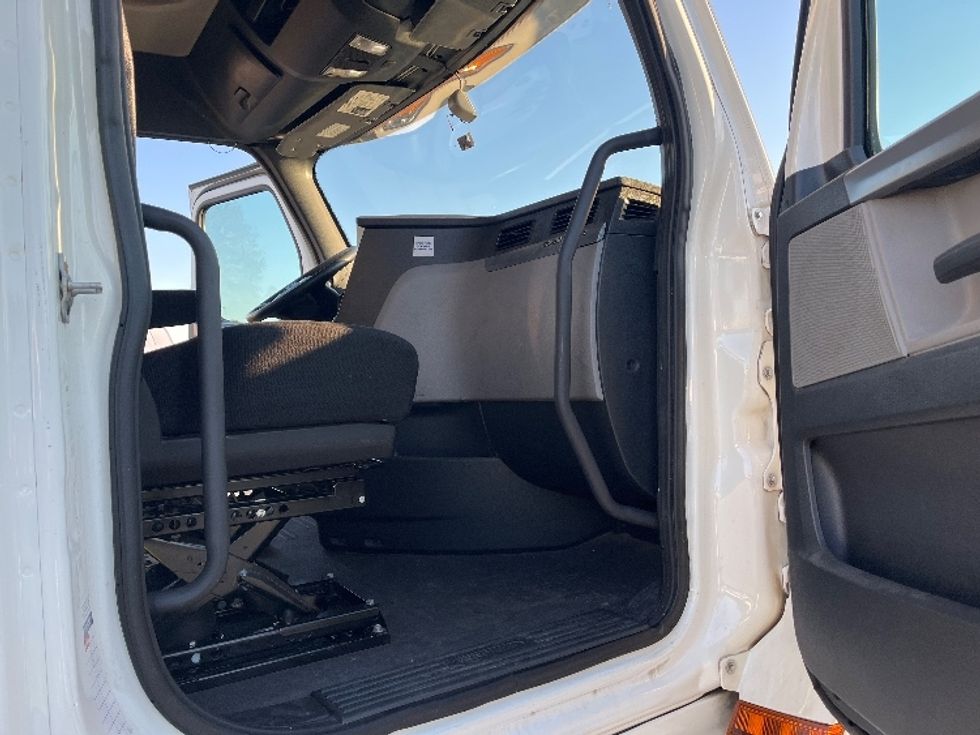 Sleeper Tractor-Heavy Duty Tractors-Freightliner-2020-T12664ST-Florence-SC-745,743\n\t\tmiles-$ 44,500 - Image 13