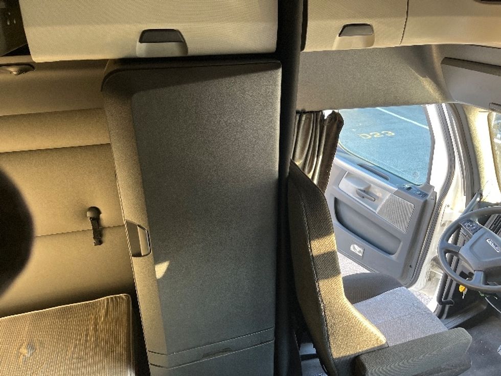 Sleeper Tractor-Heavy Duty Tractors-Freightliner-2020-T12664ST-Florence-SC-745,743\n\t\tmiles-$ 44,500 - Image 18