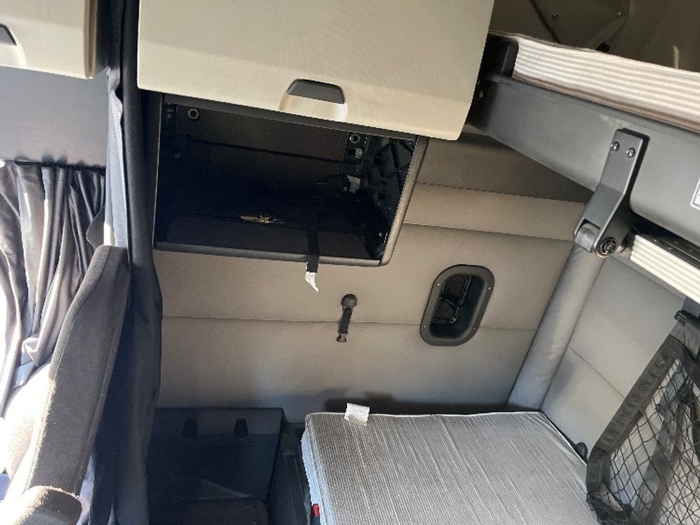 Sleeper Tractor-Heavy Duty Tractors-Freightliner-2020-T12664ST-Florence-SC-745,743\n\t\tmiles-$ 44,500 - Image 19