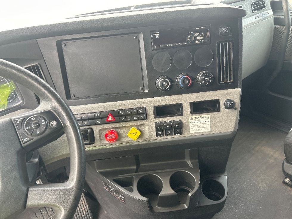 Sleeper Tractor-Heavy Duty Tractors-Freightliner-2020-T12664ST-Fontana-CA-125,626\n\t\tmiles-$ 89,500 - Image 12