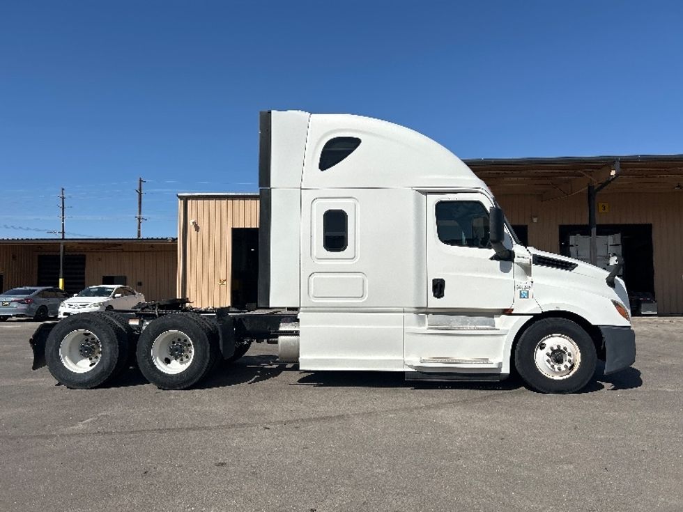 Sleeper Tractor-Heavy Duty Tractors-Freightliner-2020-T12664ST-Fontana-CA-125,626\n\t\tmiles-$ 89,500 - Image 4