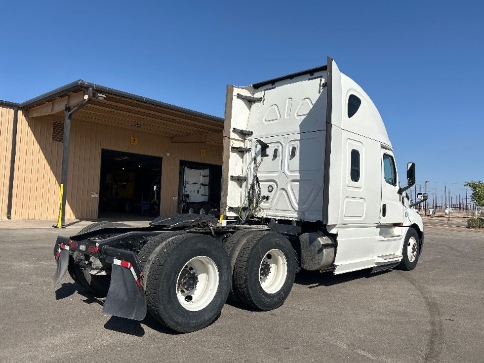 Sleeper Tractor-Heavy Duty Tractors-Freightliner-2020-T12664ST-Fontana-CA-125,626\n\t\tmiles-$ 89,500 - Image 5