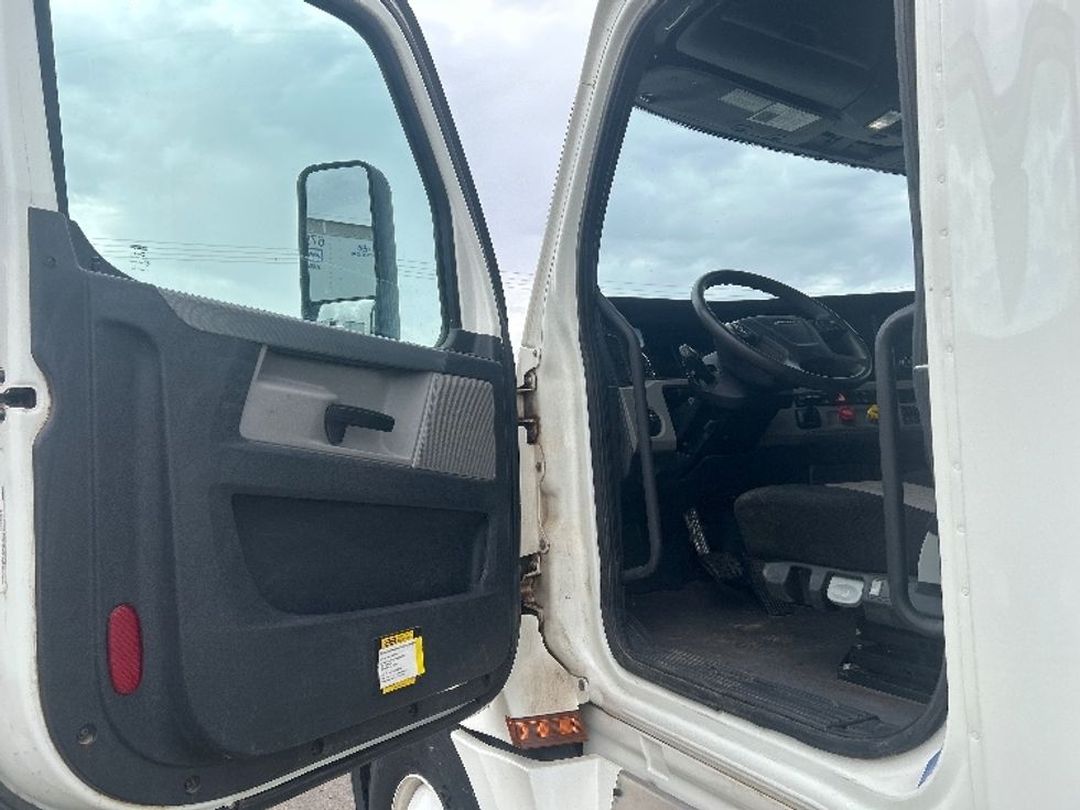 Sleeper Tractor-Heavy Duty Tractors-Freightliner-2020-T12664ST-Fontana-CA-125,626\n\t\tmiles-$ 89,500 - Image 9